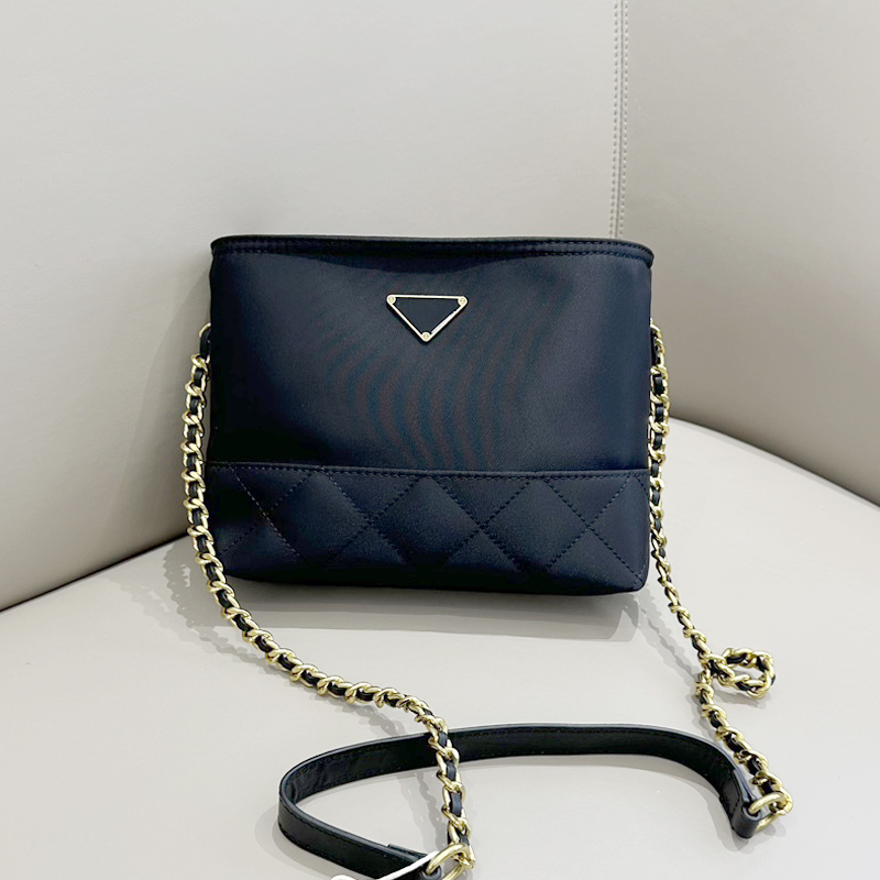 菱格链条水桶包尼龙布流浪斜挎包