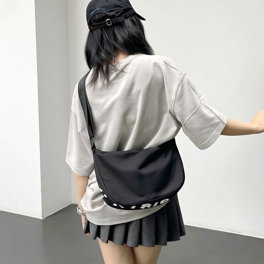 工装帆布饺子包秋季休闲运动出行牛角包外出旅行月牙通勤斜挎包潮