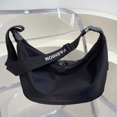 慵懒月牙饺子包2024新款 秋冬季 外出防水牛津布斜挎包休闲实用包女