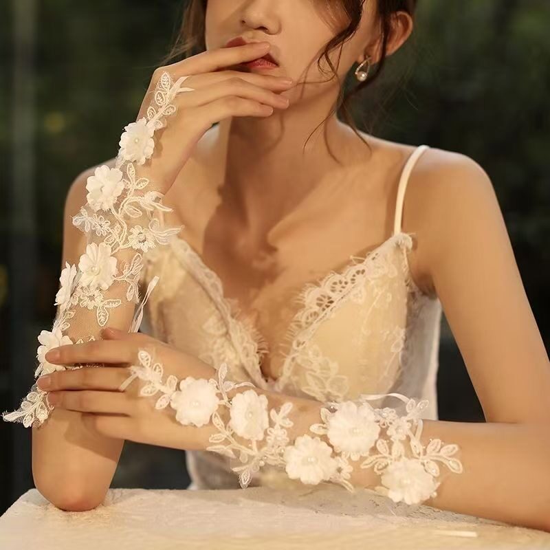 白色蕾丝重工花朵遮臂新娘手套
