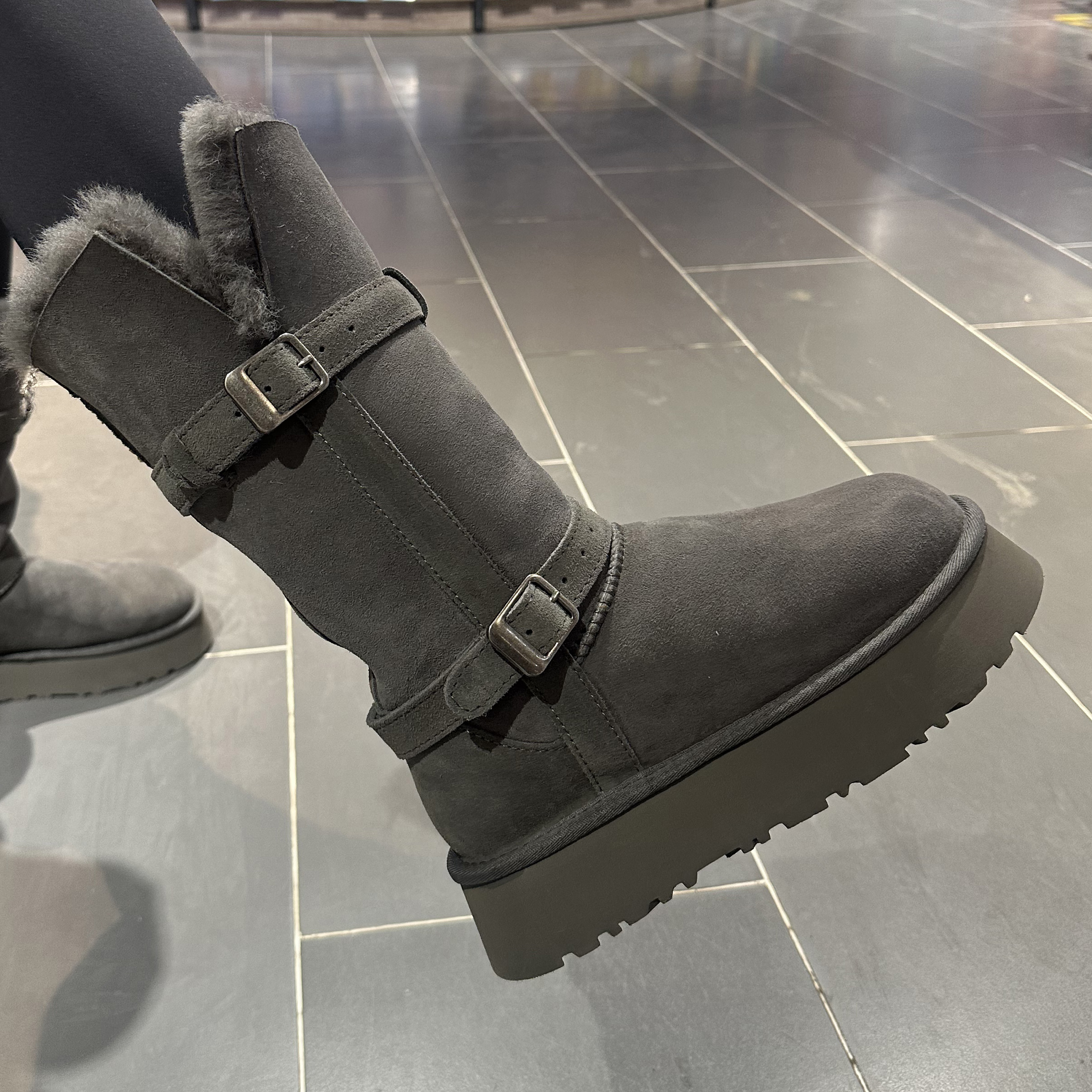 高级灰保暖羊皮毛一体厚底雪地靴