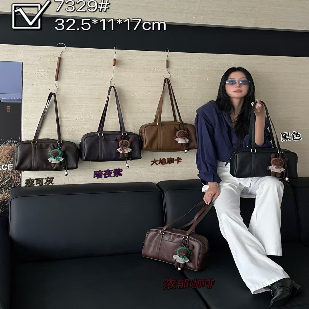 2025秋冬新款潮流简约大容量枕头包高品质旅行单肩腋下包