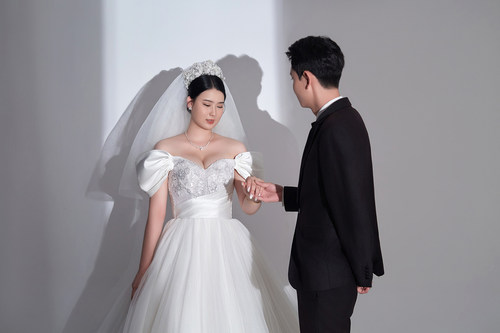 婚纱照晨袍婚礼跟拍写真照精修证件照结婚登记照专业修图片结婚礼