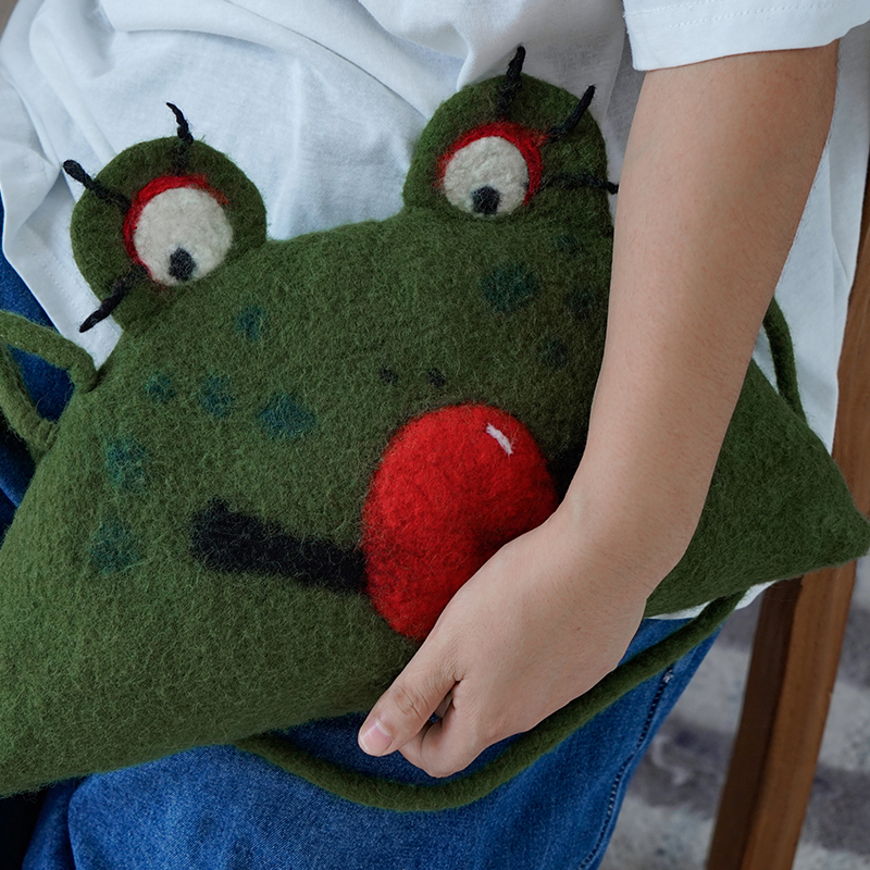 【轲人】羊毛毡青蛙系列单肩包斜跨包笔袋丑萌休闲挎包青年文艺