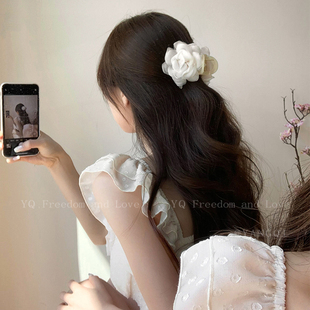 早春山茶花朵抓夹女半扎发高级感发夹2026新款鲨鱼夹发饰夹子头饰