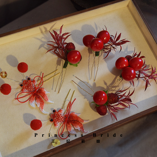 2026新品新中式结婚红色锦鲤边夹果子仿真花头饰新娘晨袍旗袍配饰