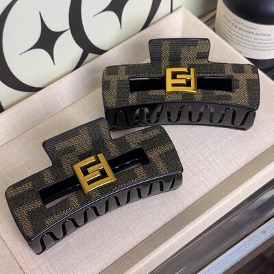 老钱主义◆欧美赫本风复古F家抓夹皮质发饰简约轻奢高级感鲨鱼夹