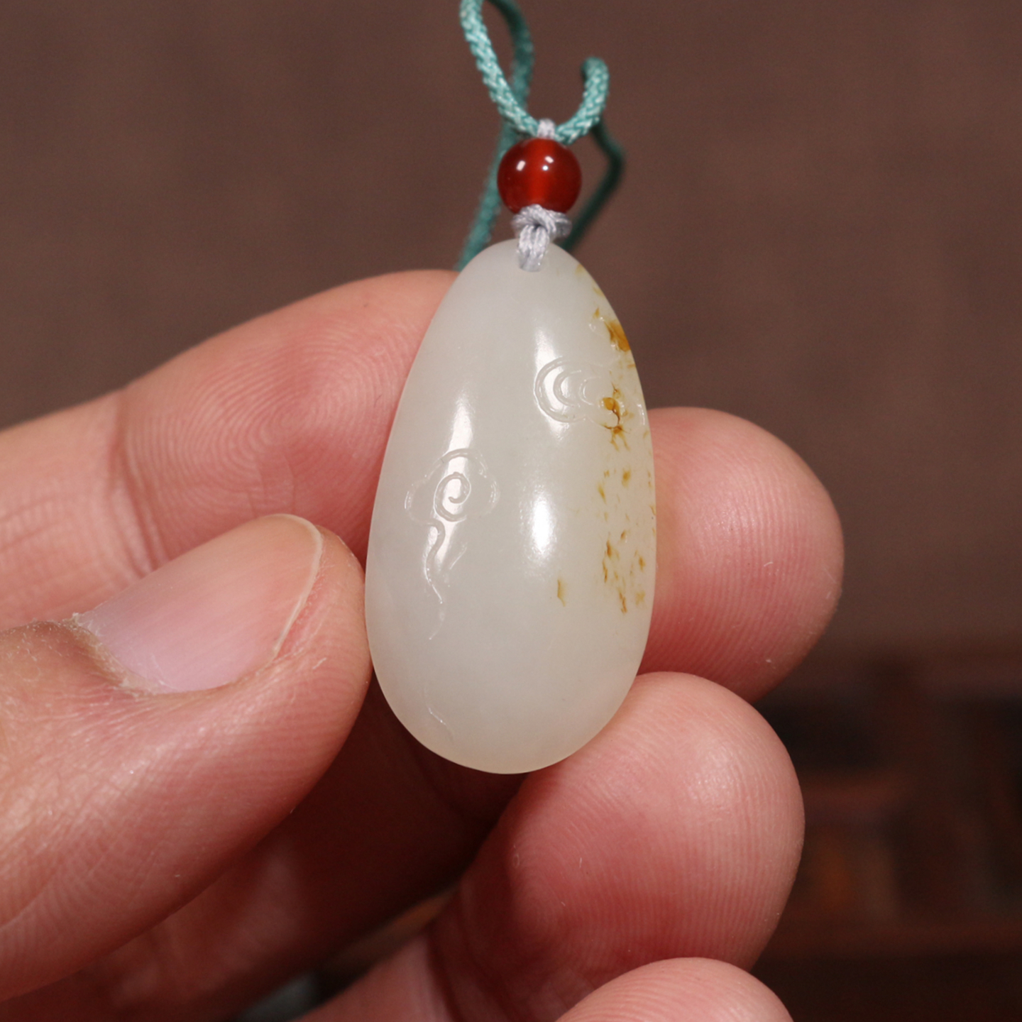 天然新疆和田籽料洒金皮水滴吊坠