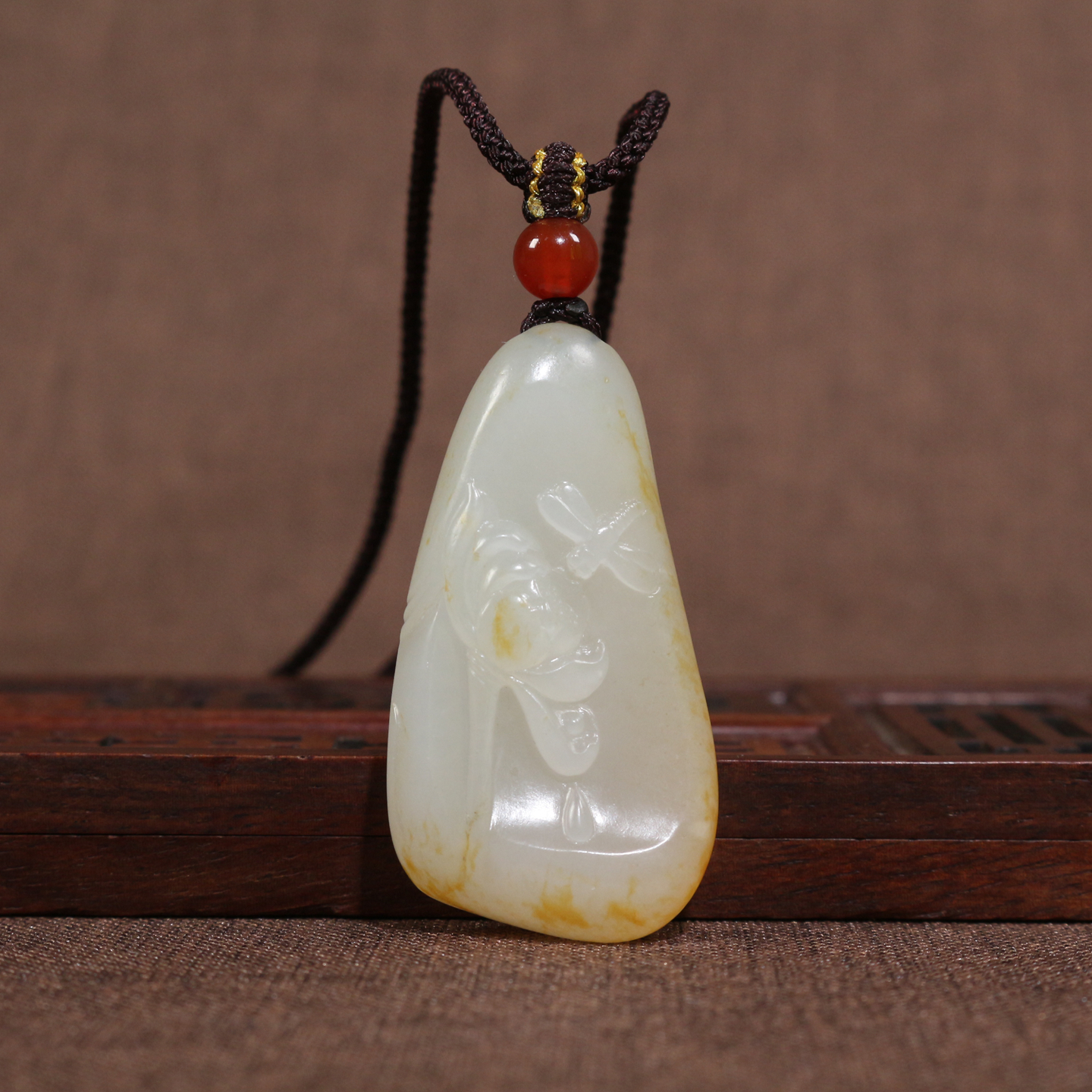 新疆和田白玉籽料红沁皮荷花吊坠莲花挂件黄白种男女礼物玉坠保真