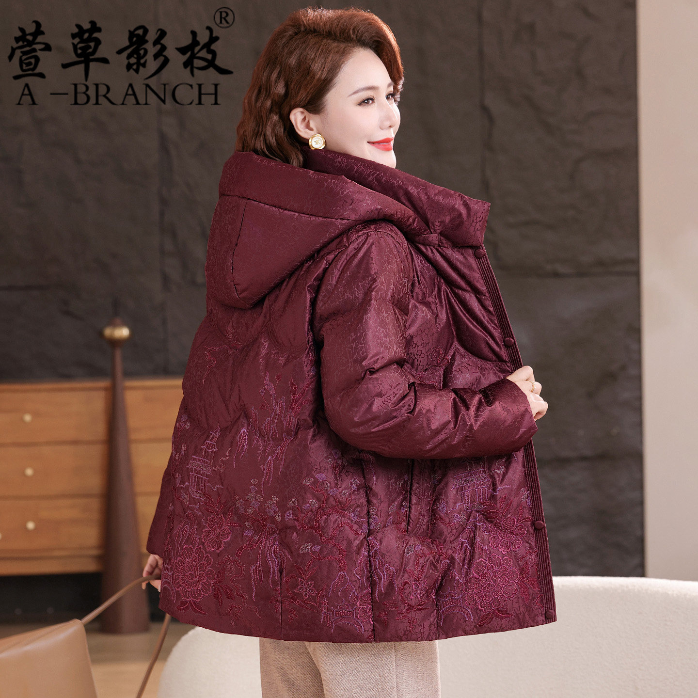 妈妈冬装国风羽绒服女大码2025新款中老年高贵夫人加厚新中式外套