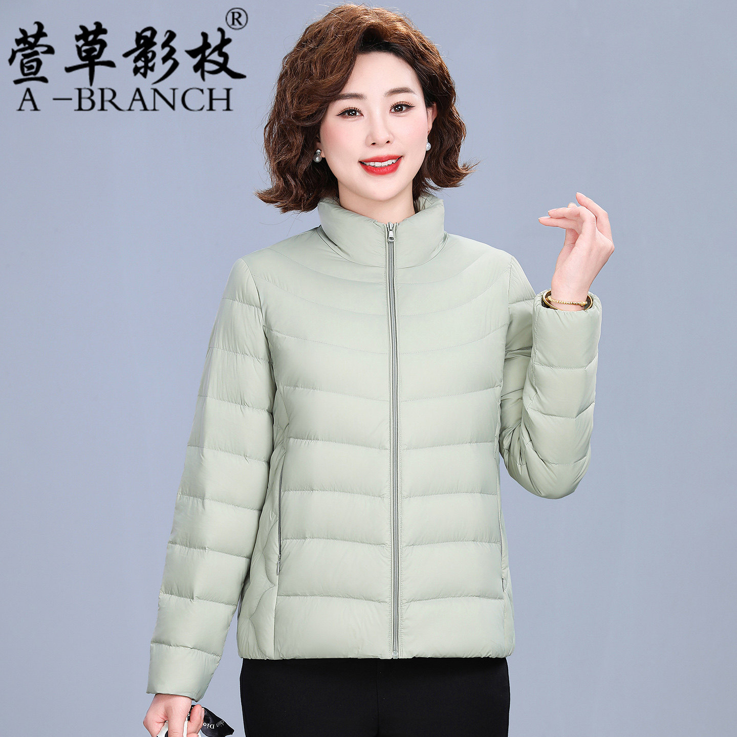 洋气妈妈轻薄羽绒服女士短款2025新款中老年人百搭秋冬季保暖外套