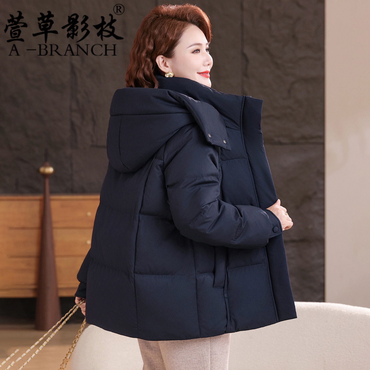 中年妈妈冬装羽绒服女洋气加厚2025新款小个子宽松百搭中老年外套