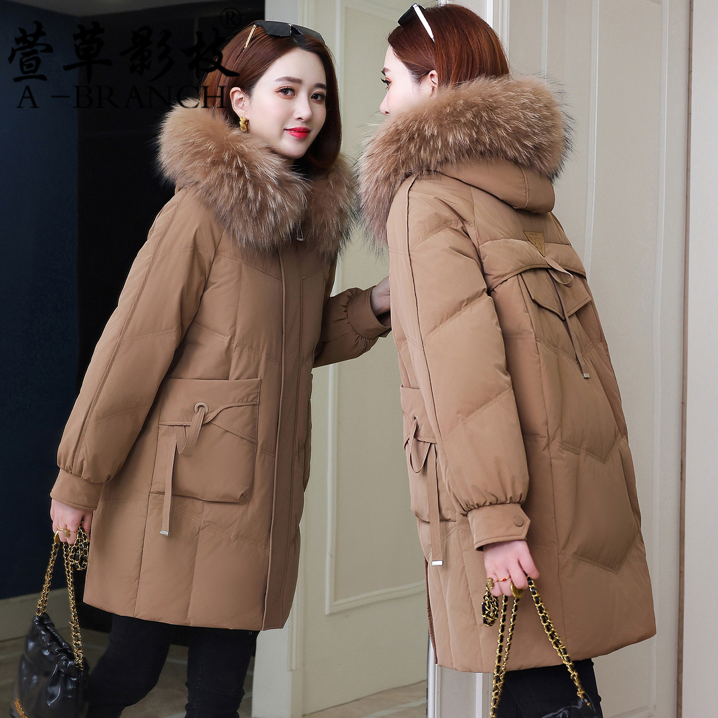 妈妈冬装羽绒服女冬季大毛领2025新款中老年洋气休闲白鸭绒厚外套