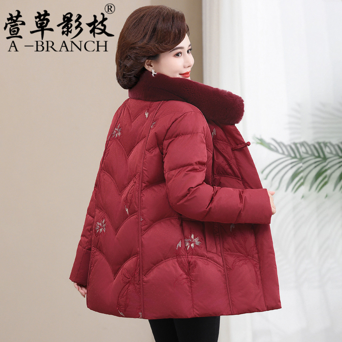 妈妈冬装红色羽绒服中老年女新中式新年外套洋气加厚喜婆婆婚宴装