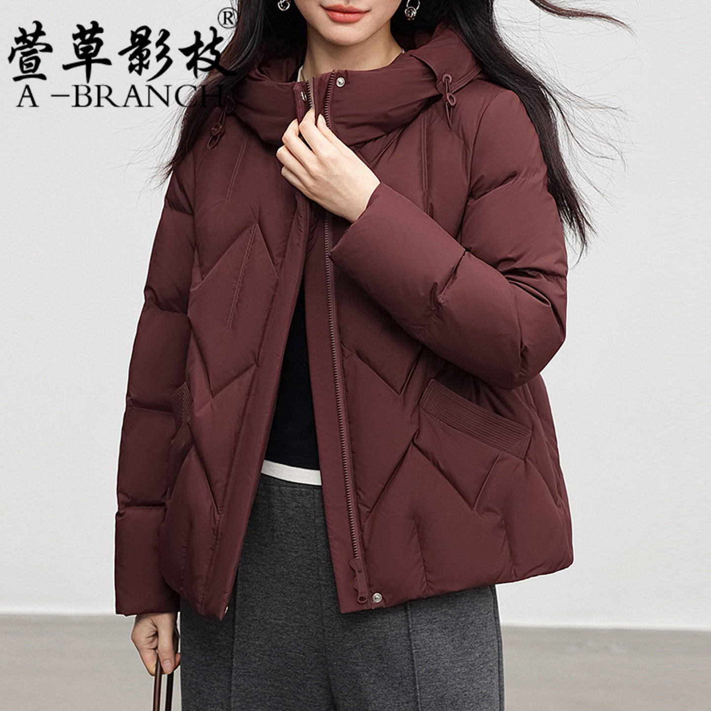 妈妈羽绒服冬装轻薄款洋气时尚保暖衣服2025中老年女士白鸭绒外套