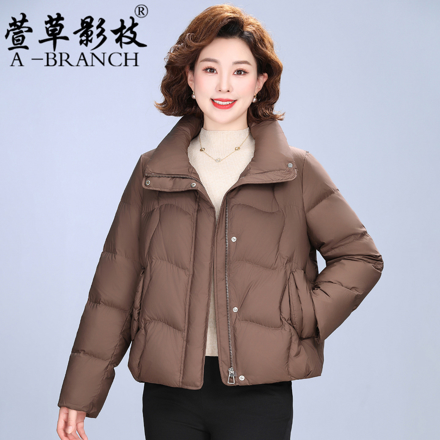 妈妈短款羽绒服女轻薄款2025新款洋气保暖白鸭绒中老年秋冬季外套