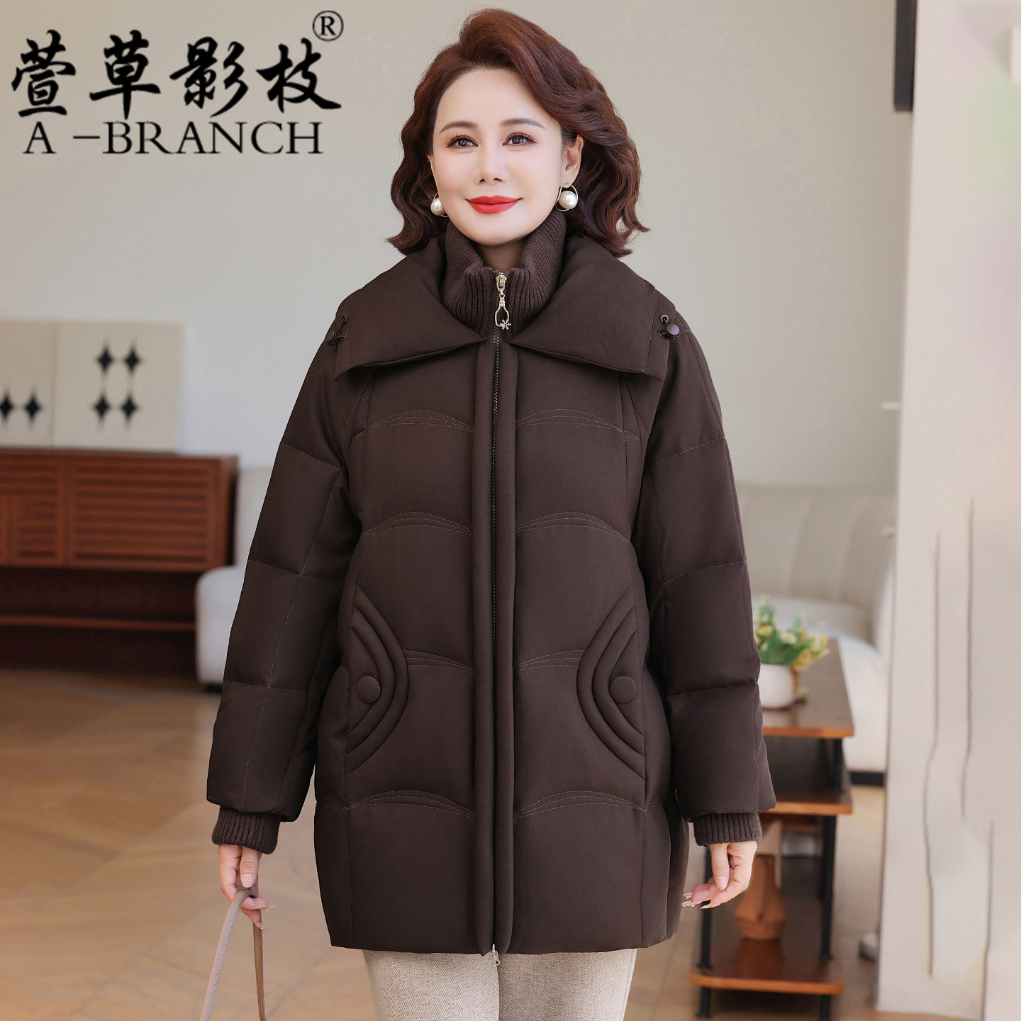 中年妈妈羽绒服女保暖白鸭绒2025新款洋气阔太太中老年冬装厚外套