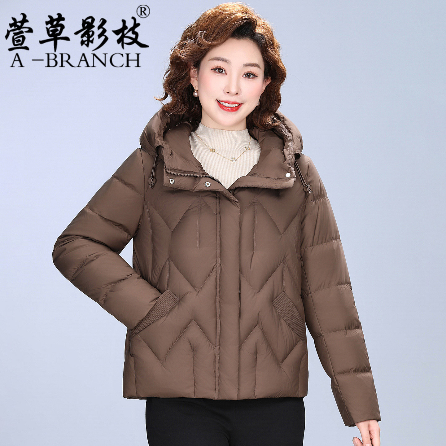 妈妈轻薄款羽绒服冬季短款2025新款中老年女保暖白鸭绒小个子外套