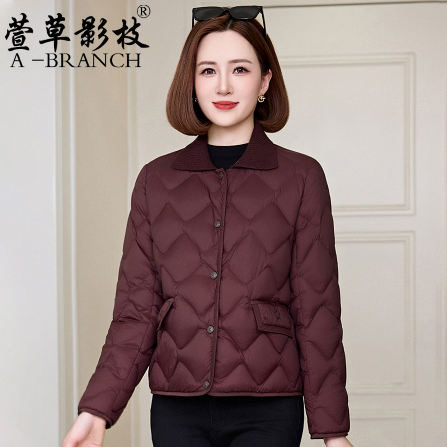 妈妈轻薄款羽绒服女2025新款中老年时尚保暖白鸭绒秋冬季短款外套