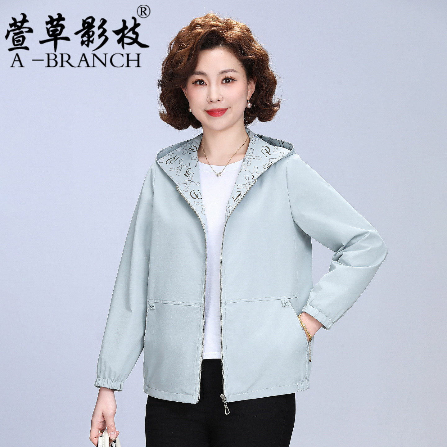 洋气妈妈短款外套春秋2026新款时尚休闲小个子风衣中老年女装上衣