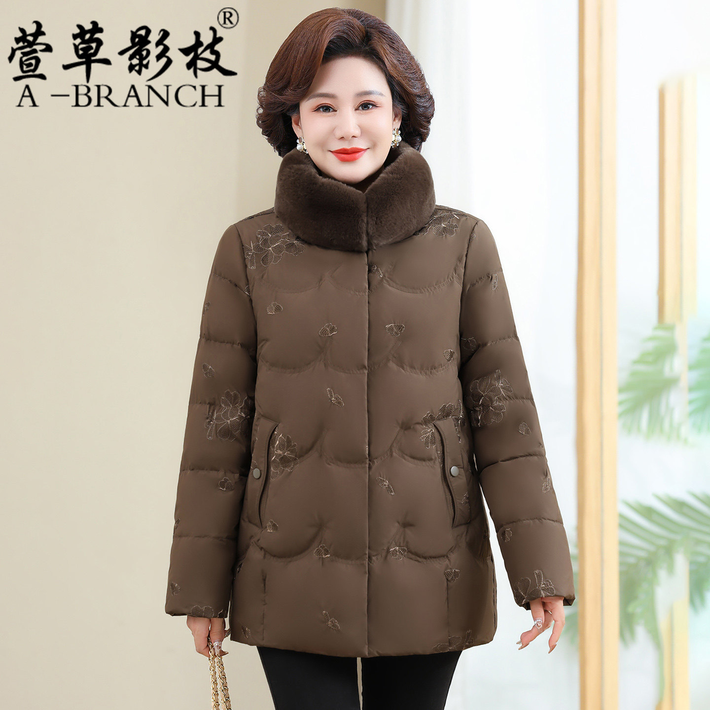 中老年奶奶羽绒服女冬装加厚大码2025新款保暖老太太妈妈洋气外套