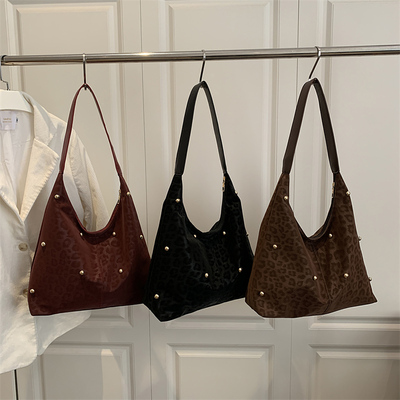 芊舒祺2025新款高级感铆钉托特包女简约百搭大容量单肩包通勤女包