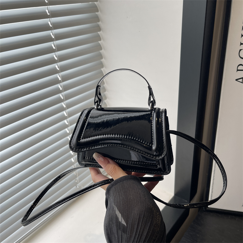 芊舒祺2025新款时尚女包迷你小方包漆皮亮面百搭单肩斜挎包高级感