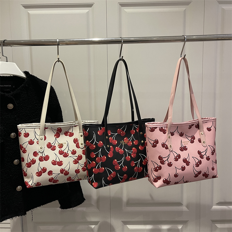 芊舒祺高级感樱桃印花托特包女2025新款百搭通勤手提单肩包大容量