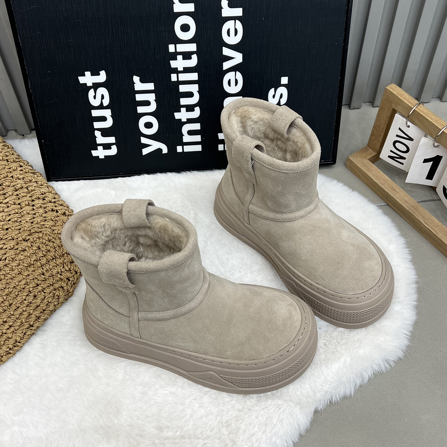 2025冬季新款时尚保暖雪地靴