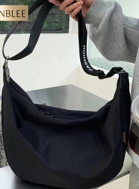 MK品牌饺子包女夏季休闲背包2025新款运动斜挎包男黑色帆布包腰包