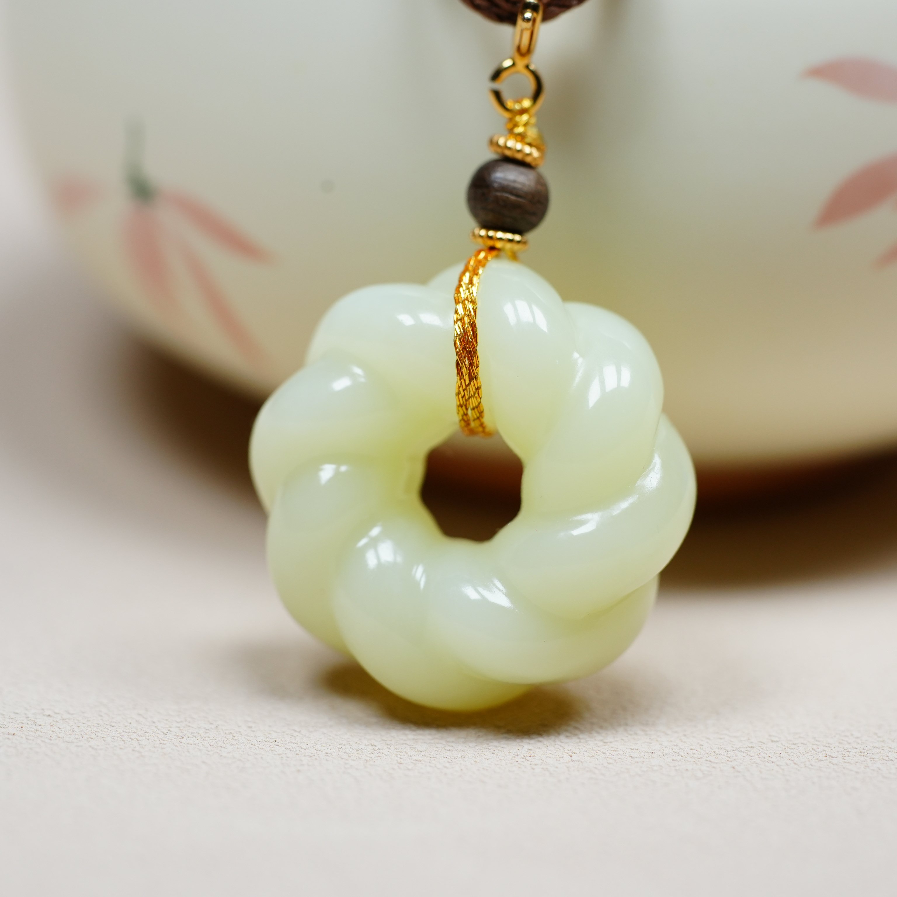 奶油芝士。新疆若羌黄口和田玉莫比乌斯环绞丝平安扣万能吊坠B319