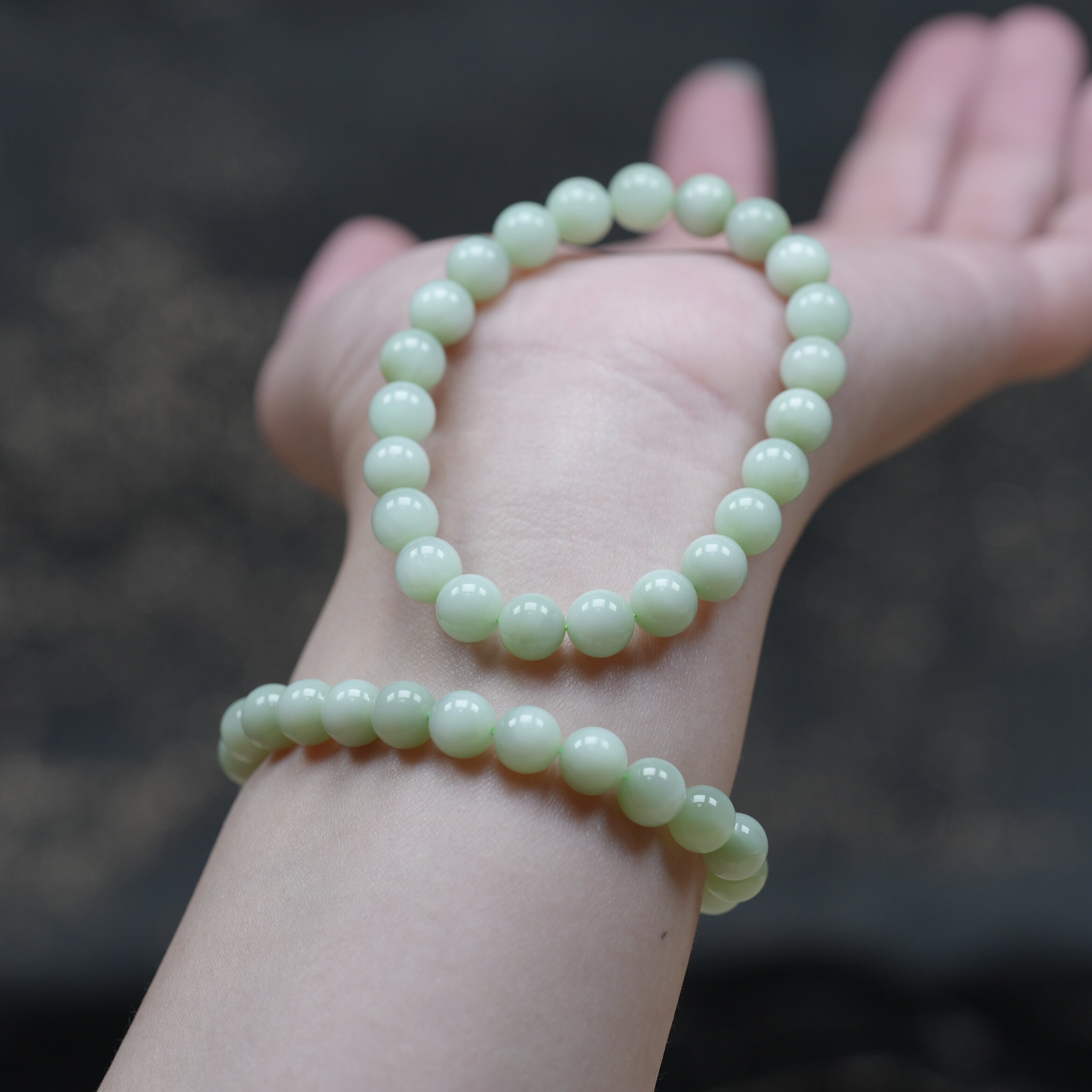 市价六千起。天然新疆且末黑羊洞碧玉薄荷奶绿8毫米猫眼手链