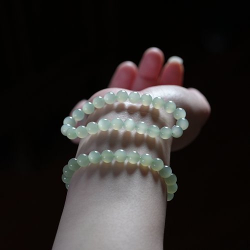 一星在水。高冰青海和田玉浅晴水8毫米活猫眼圆珠手链串 衬肤白