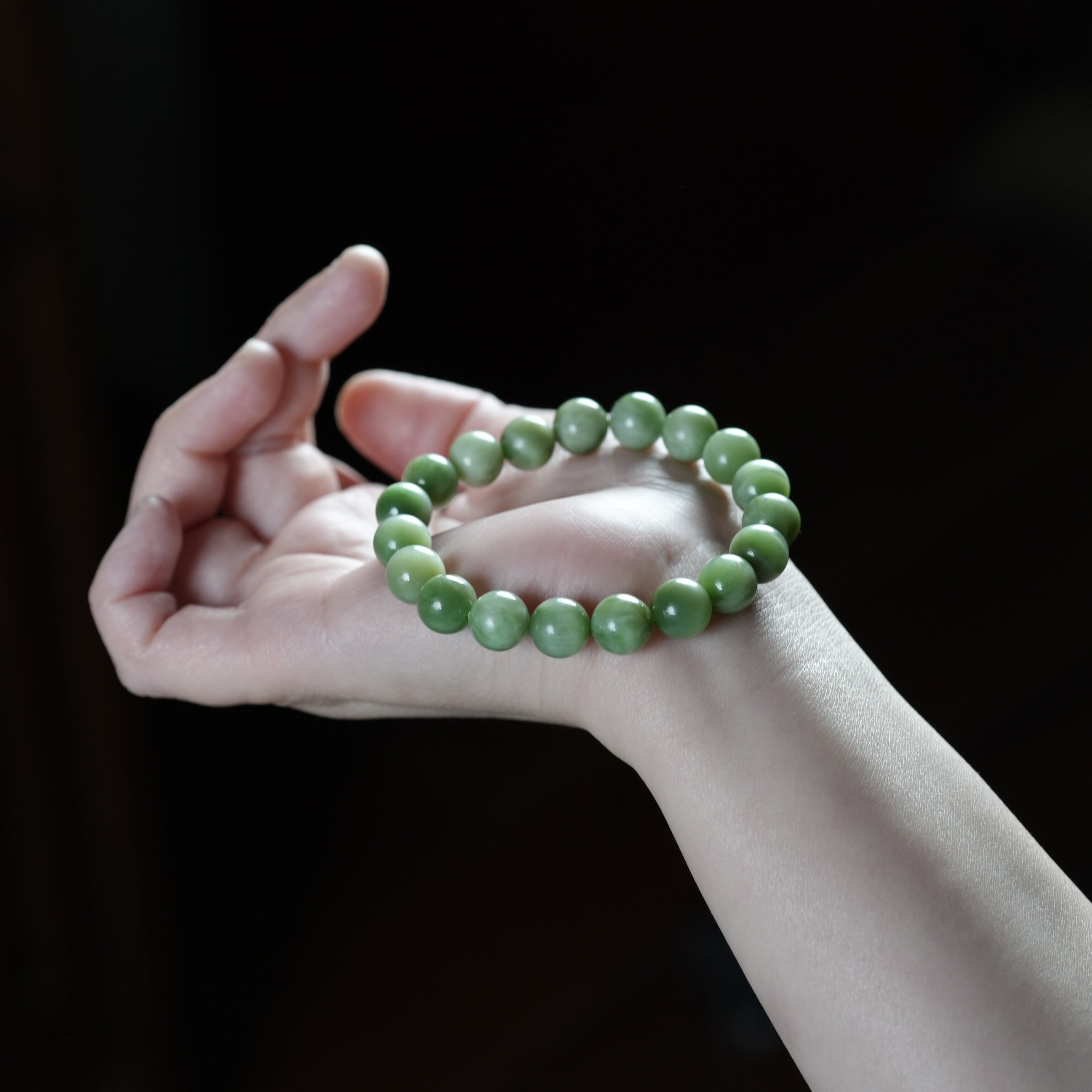 香草吧噗。新疆且末黑羊洞碧玉10毫米猫眼薄荷奶绿手链串女