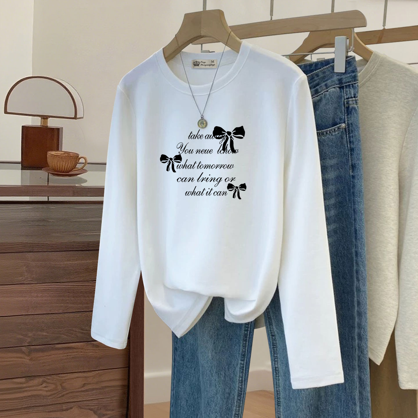 白色磨毛t恤女长袖2025年新款春