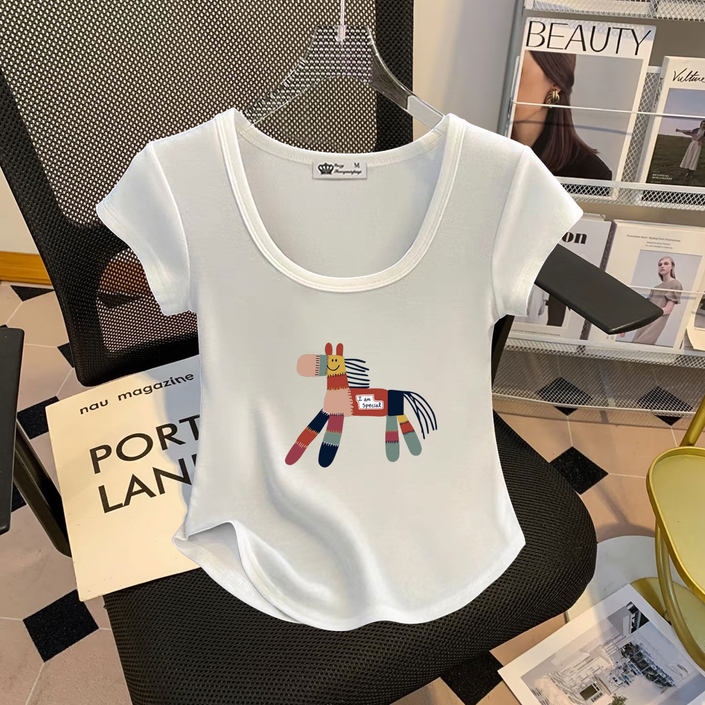 白色短袖t恤女短款2025新款夏季彩色笑脸马印花修身显瘦正肩上衣