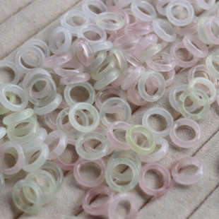 天然粉水晶白玉岫玉小跑环DIY不规则手链项链饰品配珠半成品材料