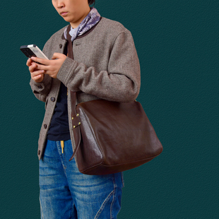 二十四街高端复古牛皮通用斜挎单肩包纯铜五金通勤软牛皮休闲大包