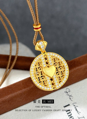 2026女款轻奢黄金色沙金镂空花丝拉丝爱心桃点钻圆盘吊坠心形项链
