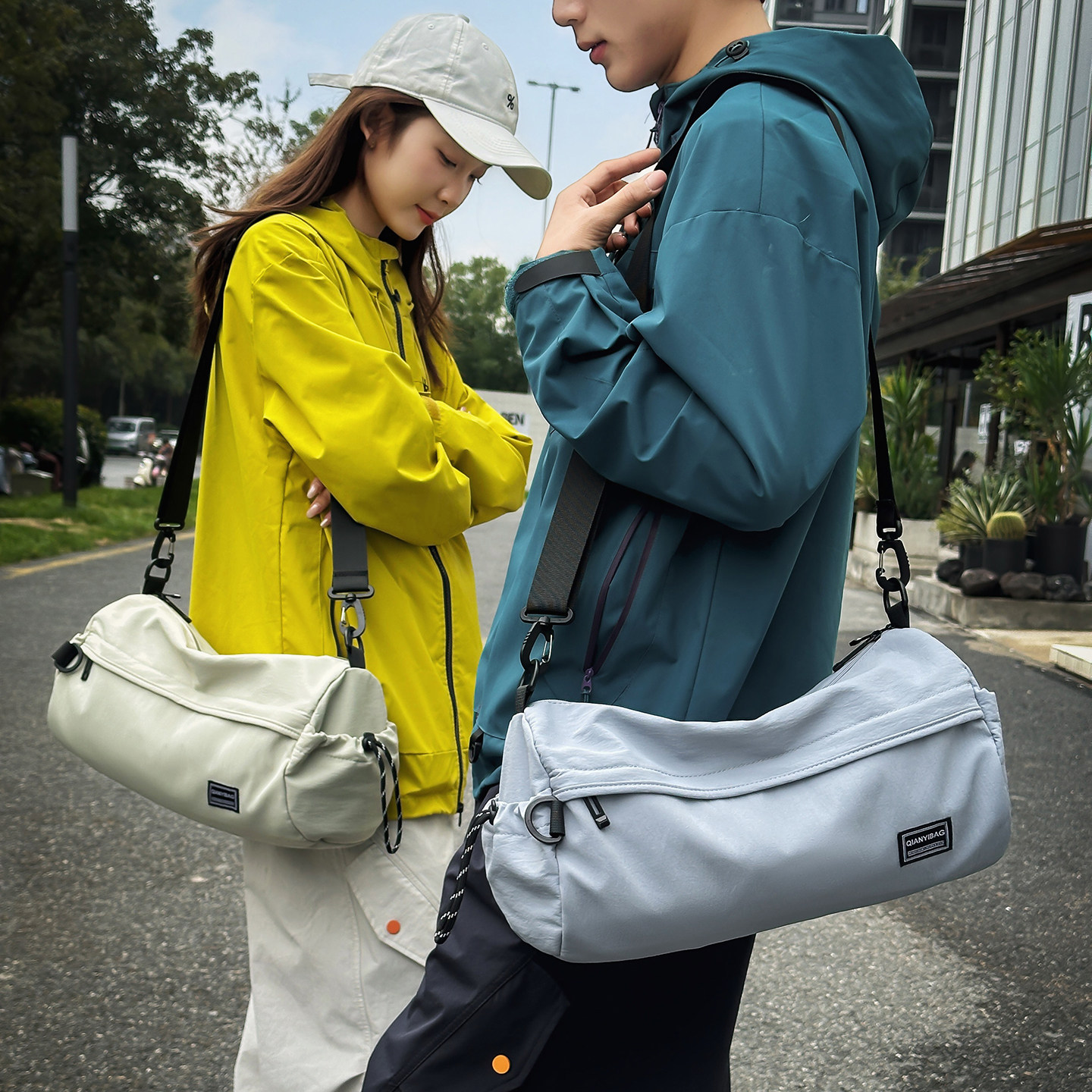 健身包男女锻炼游泳篮球训练运动款房背包单肩斜挎旅行圆筒桶包