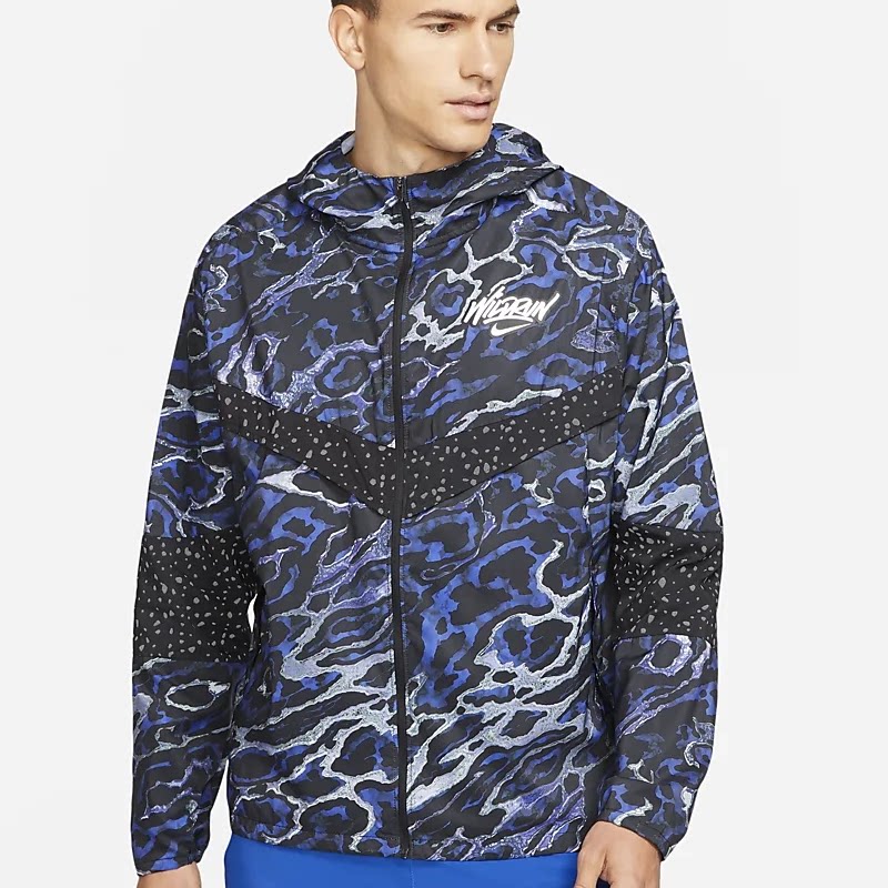 nike/耐克男子夹克运动连帽衫宽松版防水保暖反光条动漫元素秋季