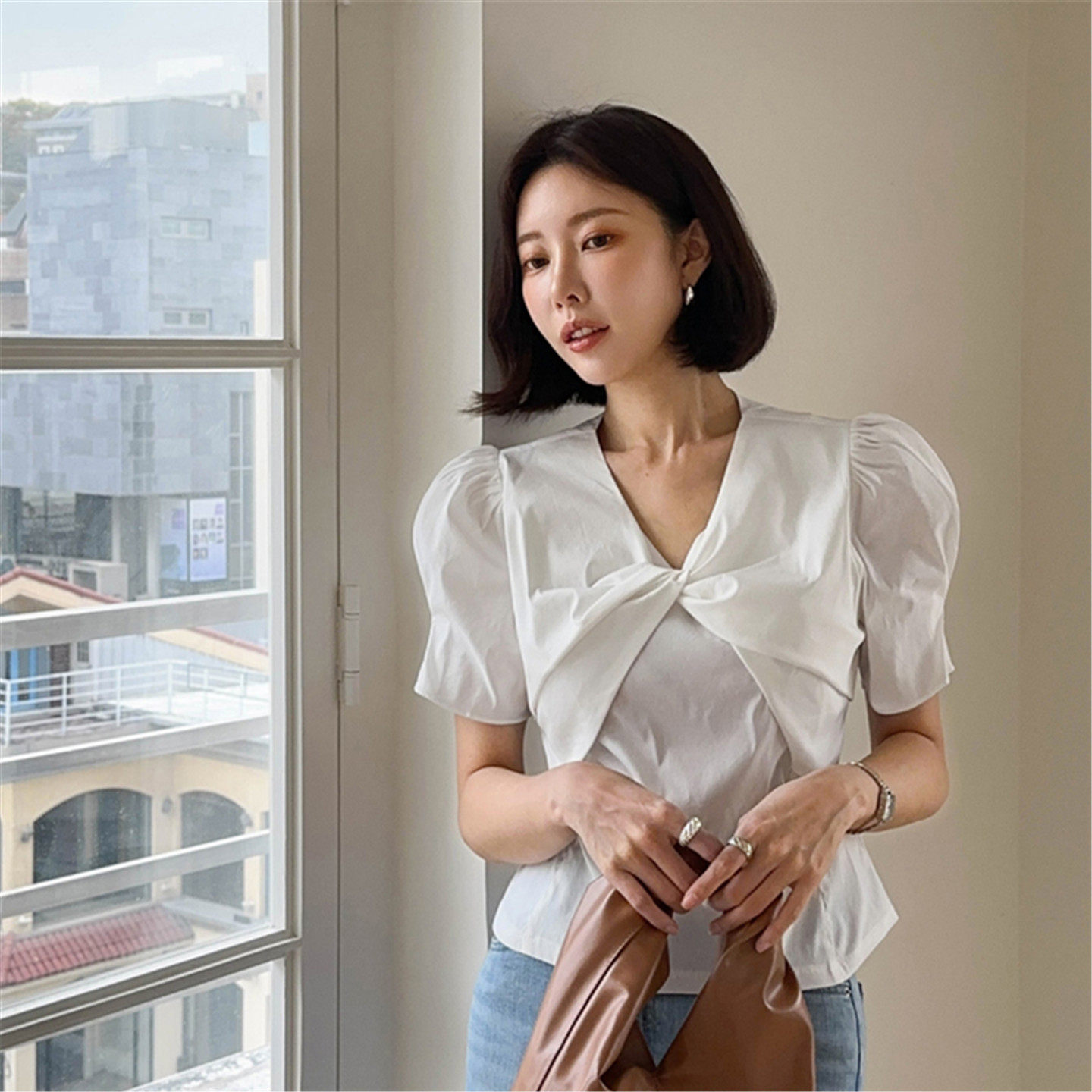 法式甜美风白色V领系带衬衫女设计感耸肩泡泡袖短袖上衣