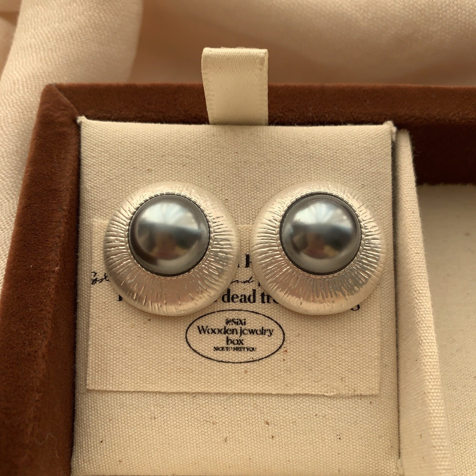 法式复古银色金属珍珠镶嵌耳钉耳环优雅柔美精致小众时尚工艺百搭