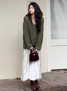 早秋温柔休闲镂空珍珠扣设计绿色上衣鱼尾压褶松紧香槟色半裙套装