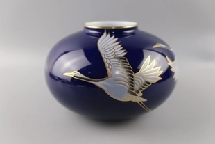 日本制香兰社陶瓷花瓶 帝皇蓝 鎏金飞鹤图