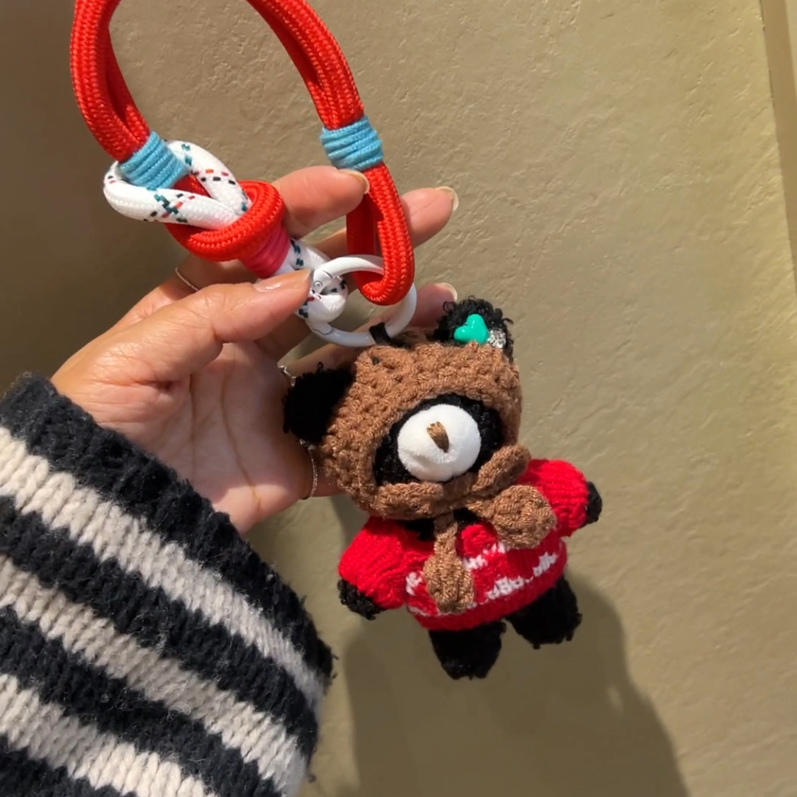 韩国进口高品质ins棕色小熊毛衣蝴蝶结圣诞挂饰显眼包挂件钥匙扣