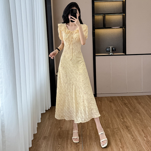 法式黄色碎花连衣裙女2026新款早春夏季海边度假连身裙子