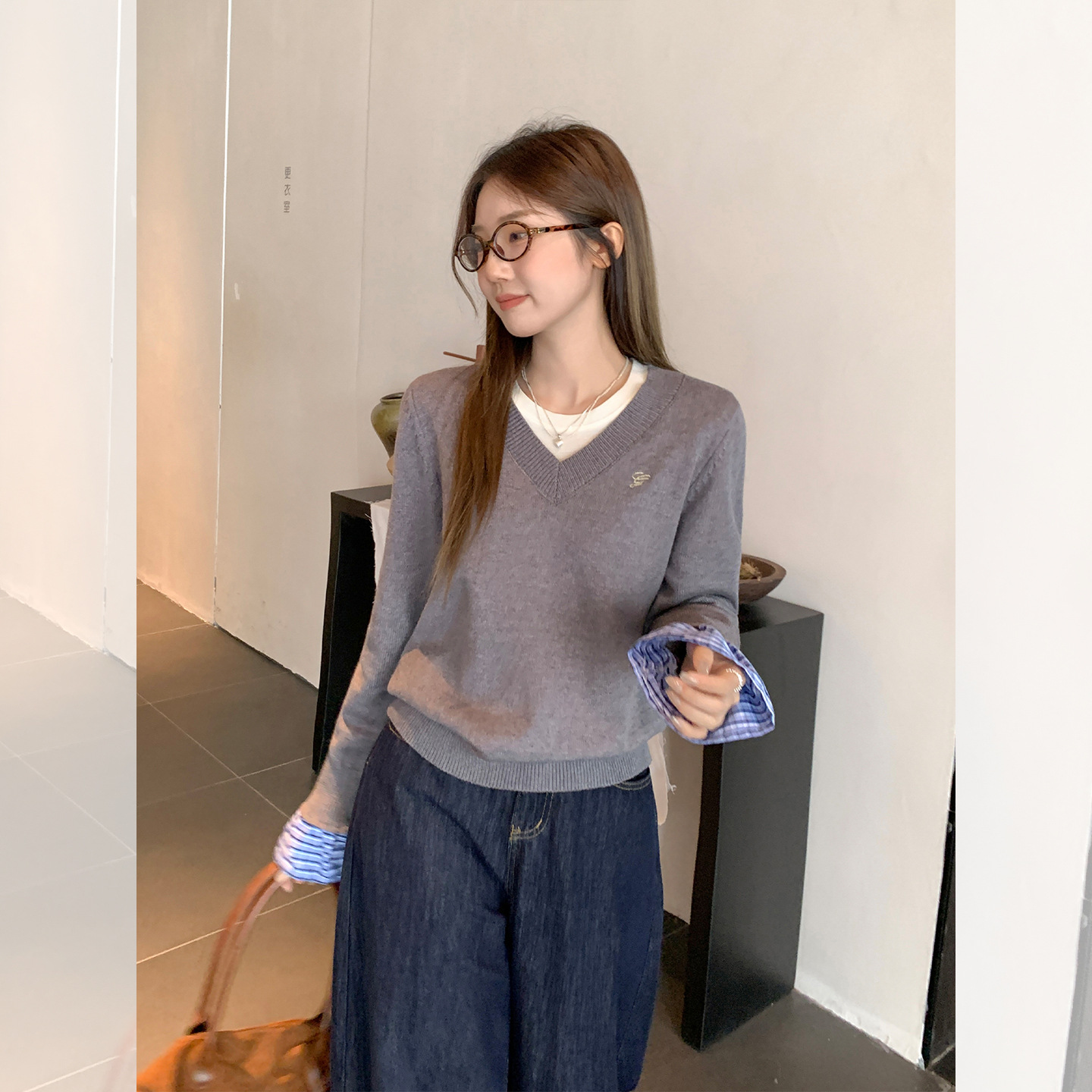 灰色V领长袖设计感针织衫女2025秋季新款刺绣正肩喇叭袖拼接上衣
