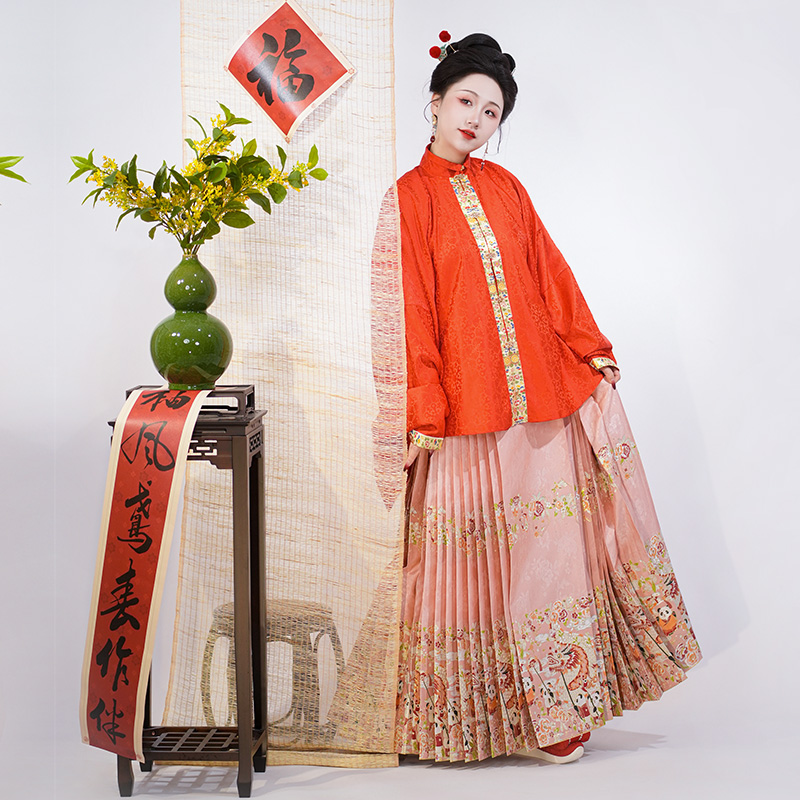 檀绾-龙舞.欢歌达旦.熊猫舞龙明制仿妆花缎红色马面裙拜年服