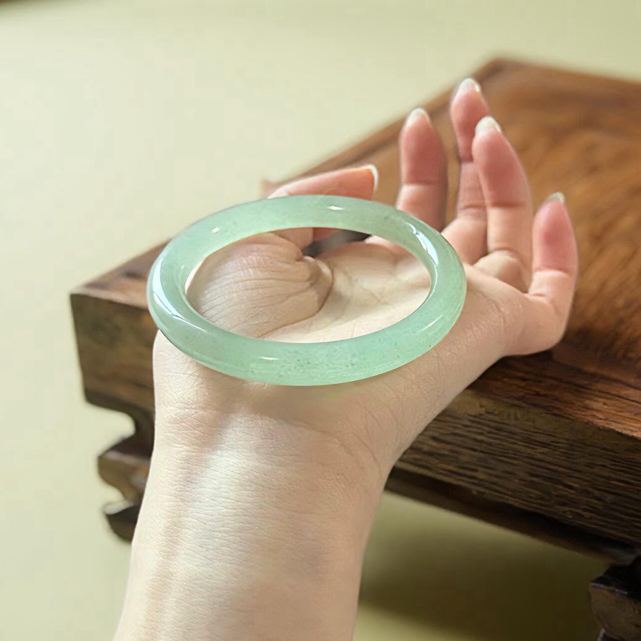 天然东陵玉手镯圆条冰果冻湖水绿镯子晴水绿玉镯轻奢学生媳妇细款